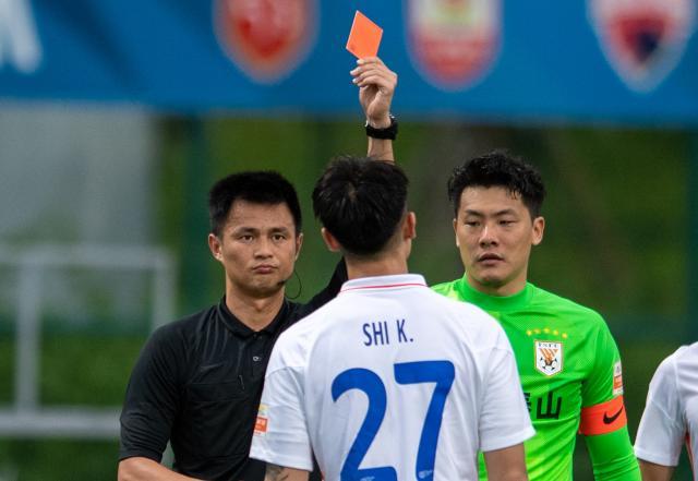 开云APP-泰山后卫连续染红 遭近4年最大比分惨败卫冕难了？